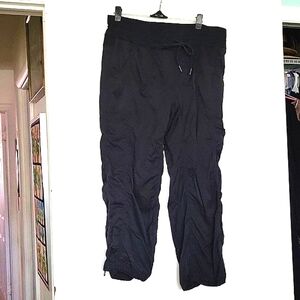 The North Face Women's Black Hiking Pants Capri | Size Medium | Multiple Pockets